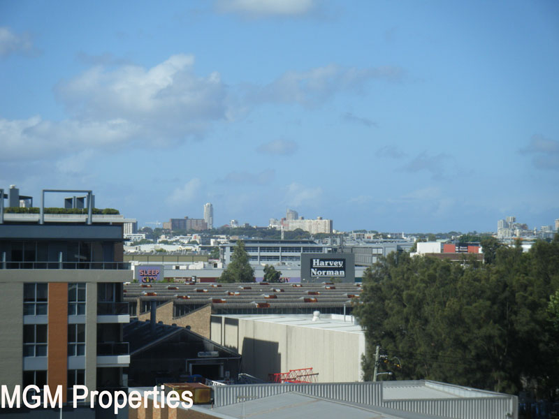 MODERN LIVING AT FANTASTIC PRICE! Picture 3