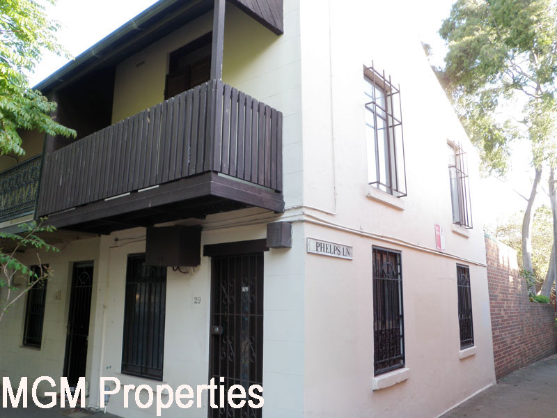 Lovely two bedroom terrace!! Picture 1