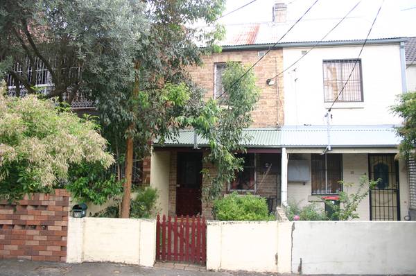 3 Bedroom Terrace in Great Location! Picture 1