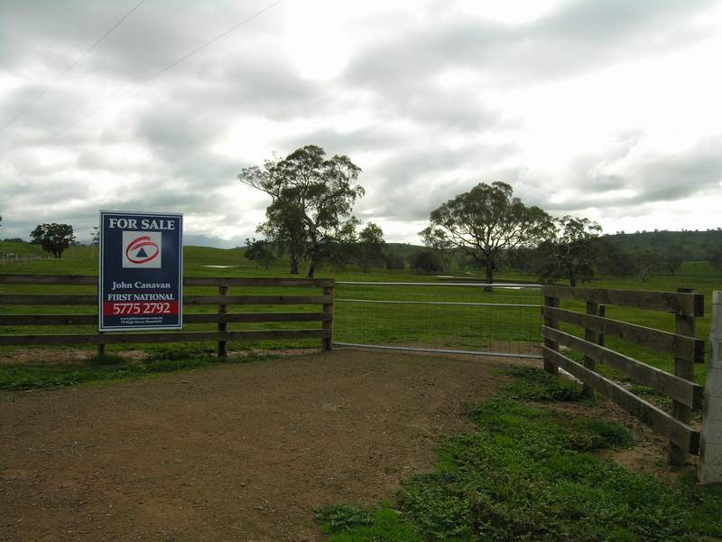 LIFESTYLE ACRES - SO CLOSE TO TOWN! Ref:656 Picture 2