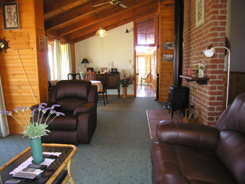 MCMILLAN POINT - LAKE VIEWS Picture 3