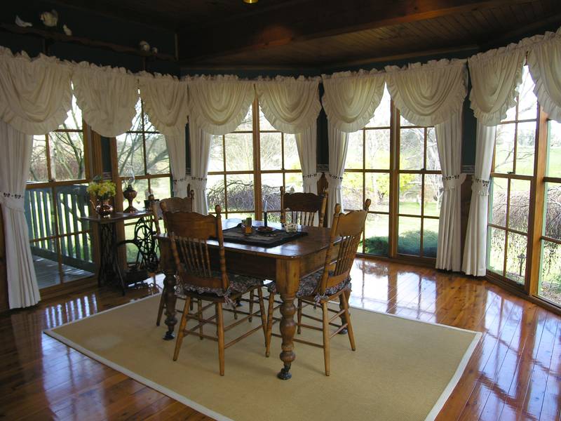 STUNNING HOME - OUTSTANDING SETTING Picture 2