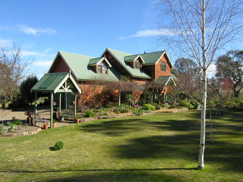 STUNNING HOME - OUTSTANDING SETTING Picture 1