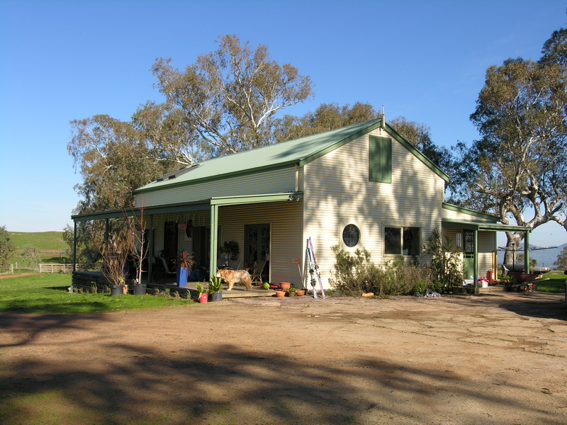 FORGET THE BUSTLE OF CITY LIFE! Picture 1