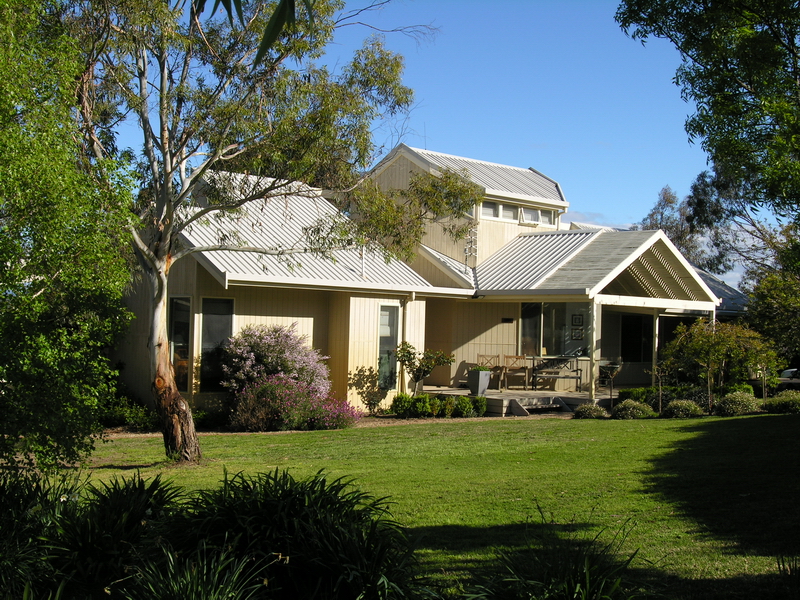 SPECTACULAR HOME WITH A GROWING INCOME! Picture 2