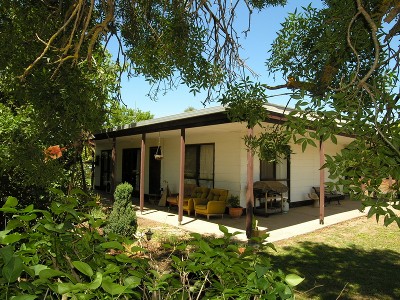 QUIET COUNTRY LOCATION - CHARMING SETTING Picture