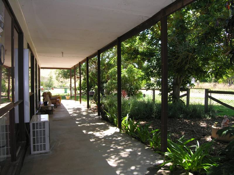 QUIET COUNTRY LOCATION - CHARMING SETTING Picture 2