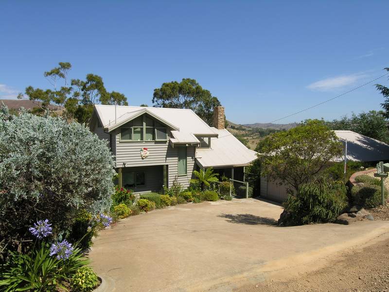 SUPERB LAKE EILDON FRONTAGE HOME. Ref: 709 Picture 2