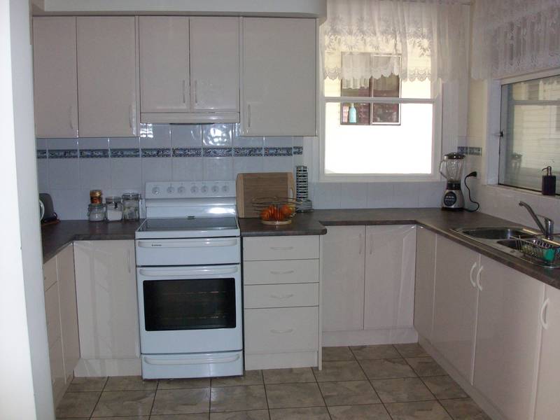 HIGHFIELDS - CLOSE TO EVERYTHING Picture 2