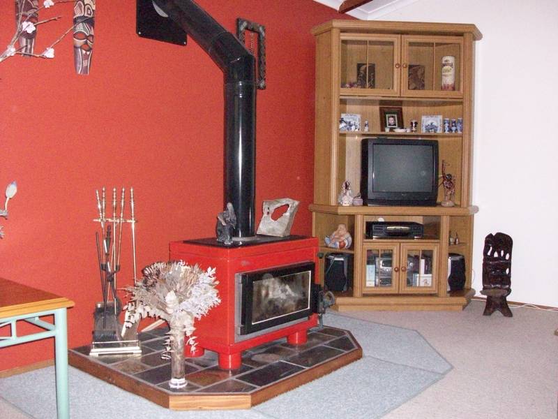 FAMILY HOME IN TREE LINED STREET Picture 2