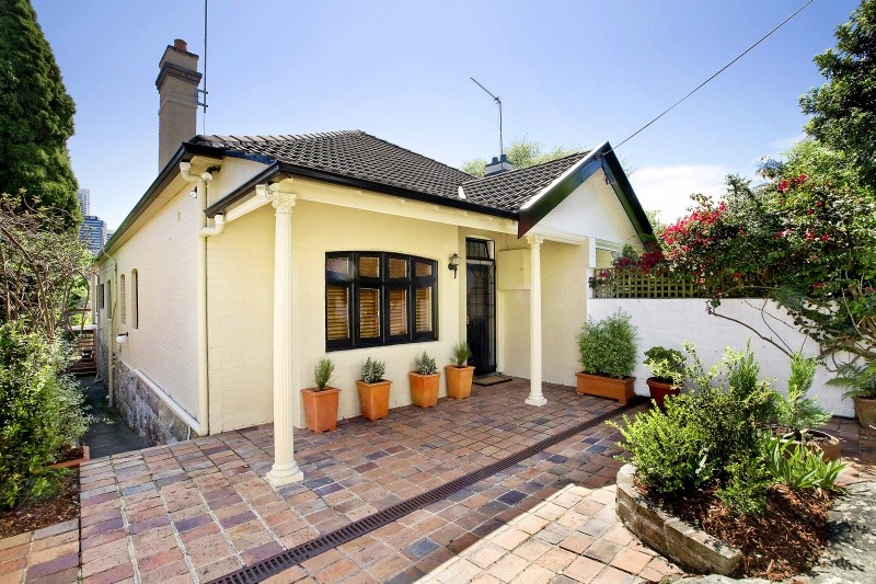 OFFERS ABOVE $1.1m. Huge Semi, Great Entertaining and Location Picture 3