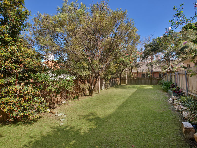 Huge 380sqm sun filled semi with deep private garden Picture 2