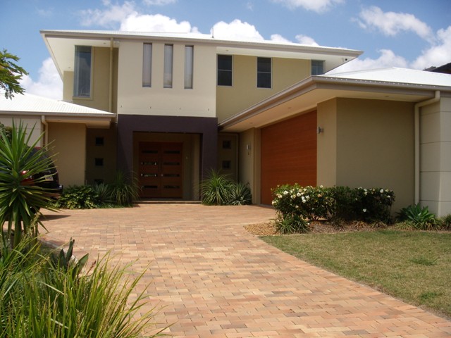 PERFECT FAMILY WATERFRONT HOME Picture 1