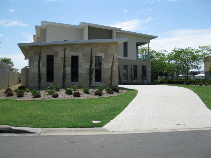 FREE FERRARI.
When you buy this house!
House replacement cost is $2 million.
Owner wants it sold in 7 days! Picture 2