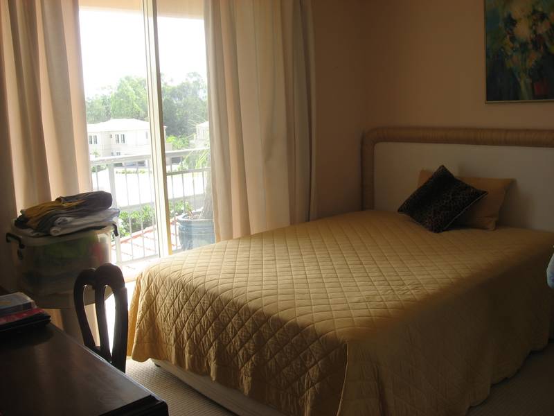 FULLY FURNISHED EXECUTIVE LIVING- TAKE THE LIFT TO HOPE ISLAND RESORT Picture