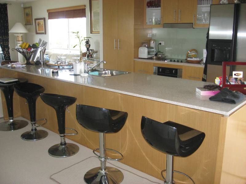 FULLY FURNISHED EXECUTIVE LIVING- TAKE THE LIFT TO HOPE ISLAND RESORT Picture