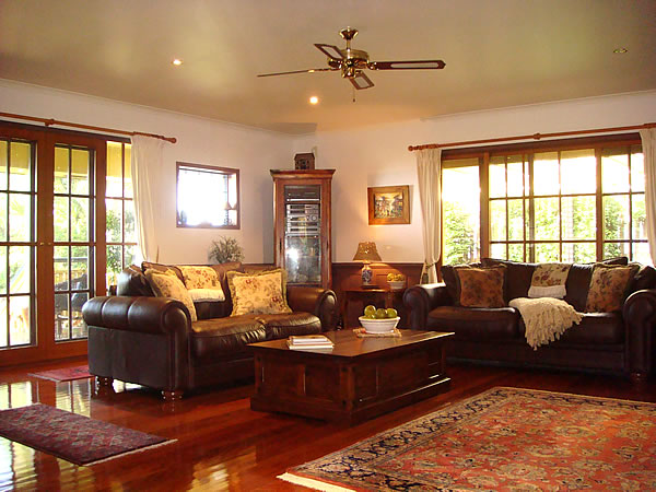 AN ELEGANT FAMILY HOME - OFFERING IDYLLIC LIVING Picture 2