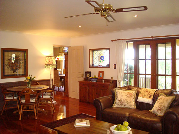 AN ELEGANT FAMILY HOME - OFFERING IDYLLIC LIVING Picture 3