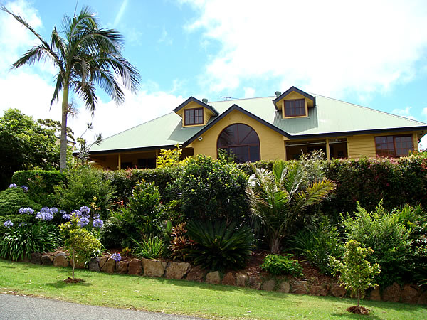 AN ELEGANT FAMILY HOME - OFFERING IDYLLIC LIVING Picture 1