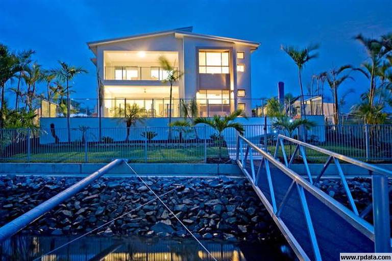 SPACIOUS WATERFRONT HOME Picture 3