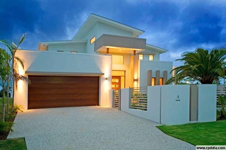 SPACIOUS WATERFRONT HOME Picture 1