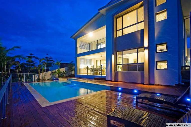 SPACIOUS WATERFRONT HOME Picture 2