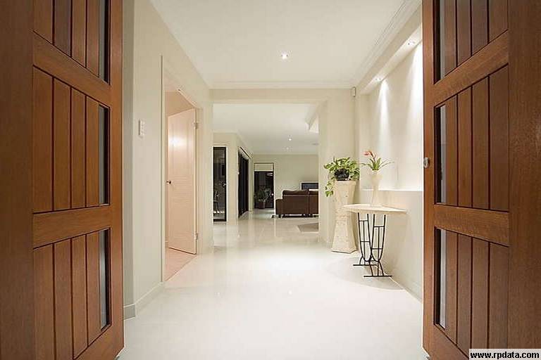 BEHIND THE GATES AT HOPE ISLAND RESORT Picture 2