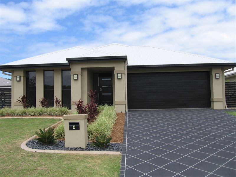 5 BEDROOM AT COOMERA WATERS Picture 1
