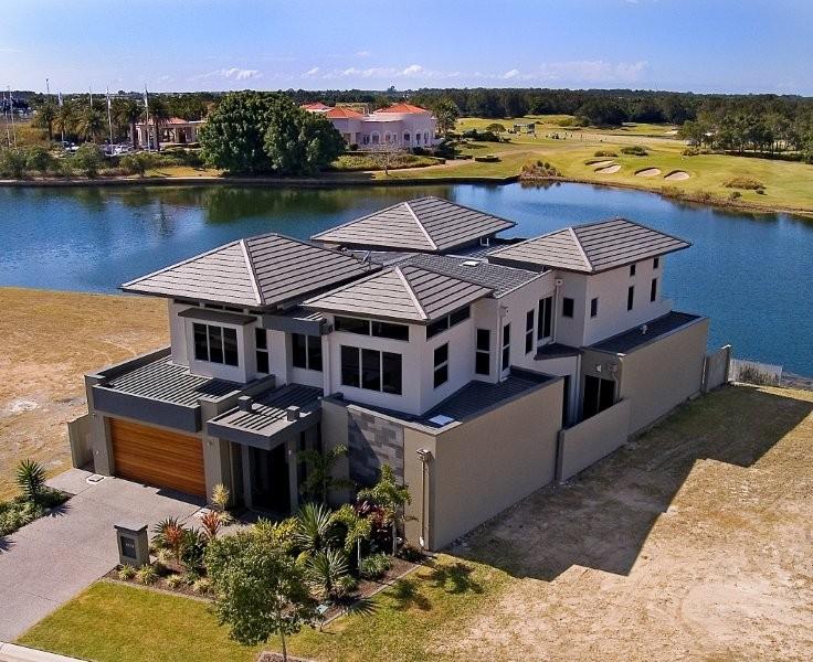 STUNNING HOME WITH SENSATIONAL GOLF COURSE AND LAKE VIEWS Picture 1
