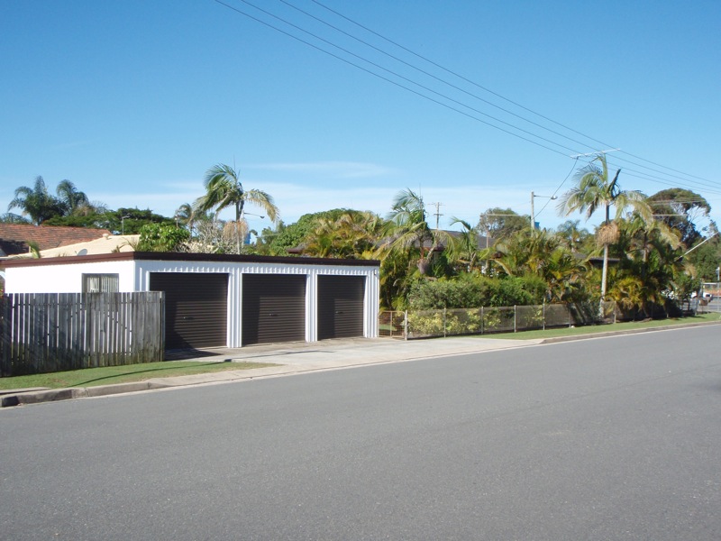 2 Blocks to Belongil Beach Picture 1