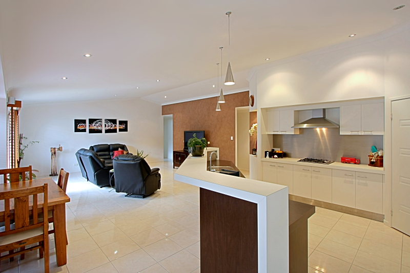 Modern Family Home Picture 3