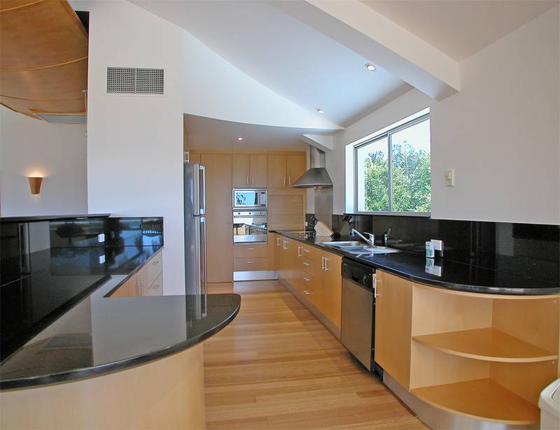 Penthouse Overlooking Main Beach Picture 3