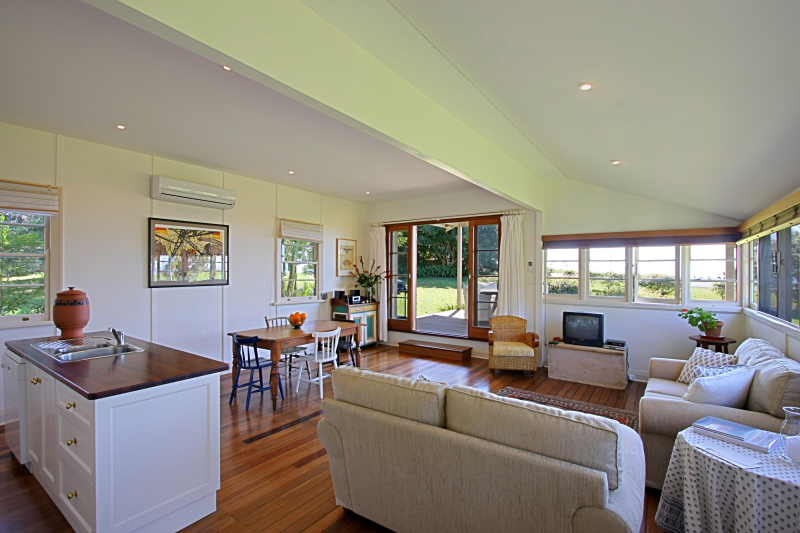 Magnificent Lighthouse & Ocean views Picture 3