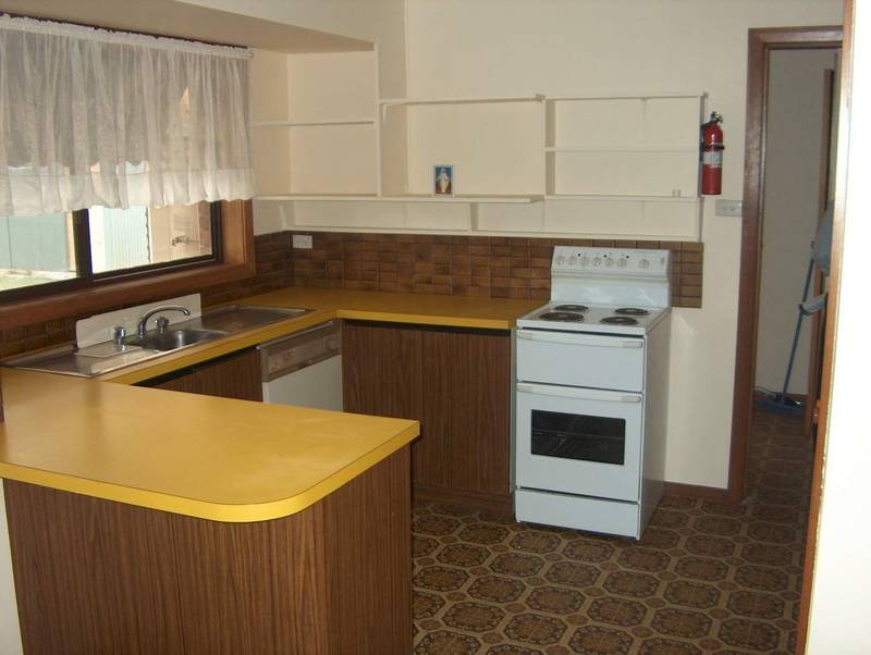 3 BEDROOM BRICK VENEER - SPACIOUS BACKYARD Picture 2