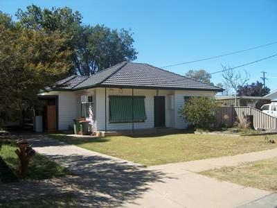 3 BEDROOMS, DUCTED HEATING, FENCED BACKYARD Picture