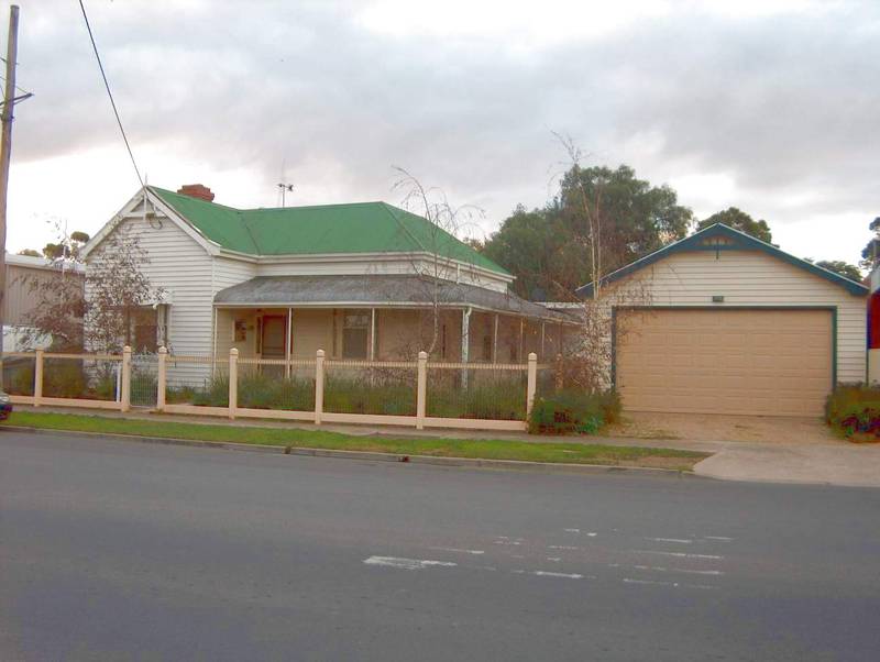 4 BEDROOMS - MAIN STREET Picture 1