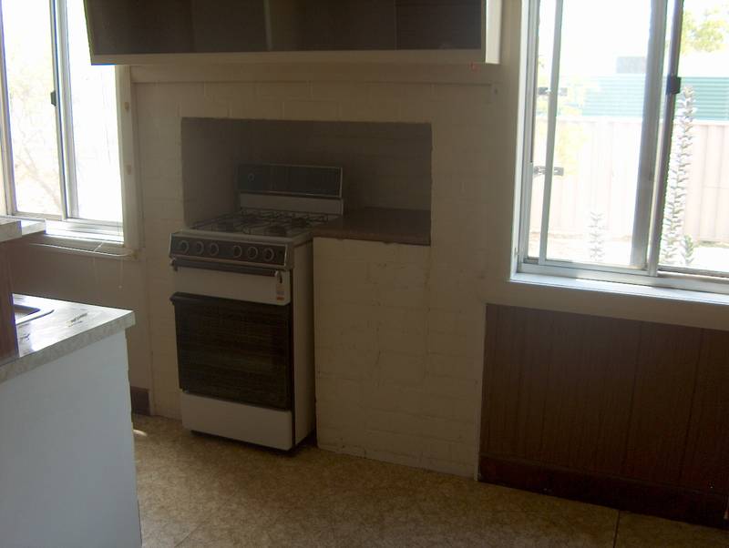 3 Bedrooms opposite park. Tongala Picture 3