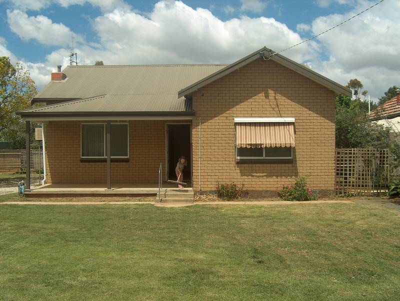 3 Bedrooms opposite park. Tongala Picture 1