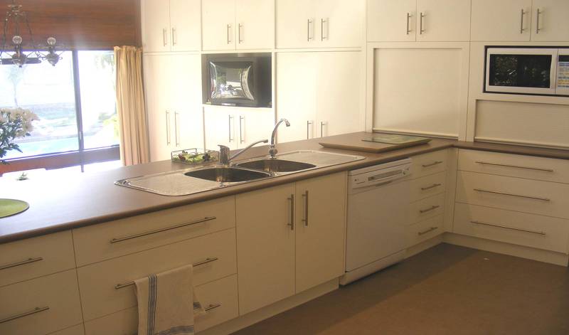 4 Bedrooms - 2 Acres Picture 3