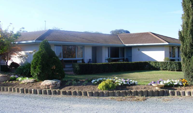 4 Bedrooms - 2 Acres Picture 1