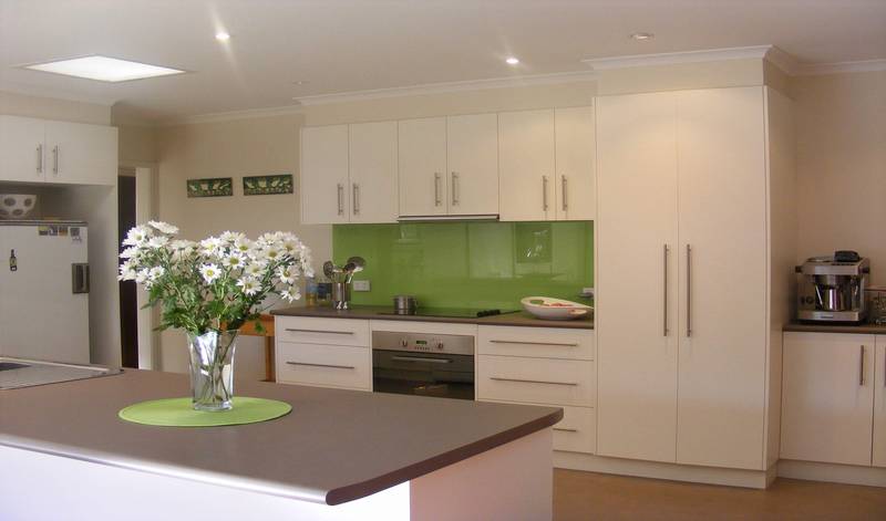 4 Bedrooms - 2 Acres Picture 2