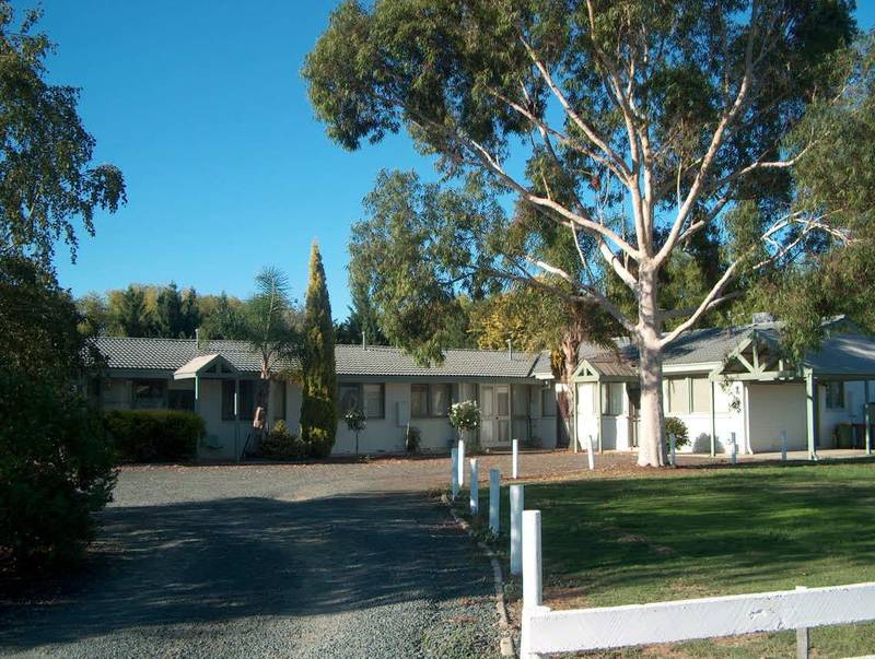 Great setting, easy care. Picture 1