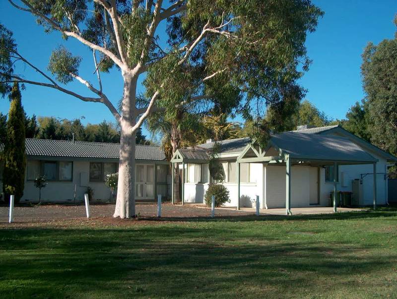 Lovely unit in a park like setting Picture 1