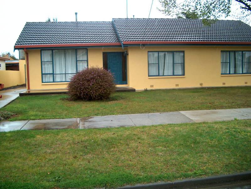 Renovated 3 BR with fenced yard. Picture 1