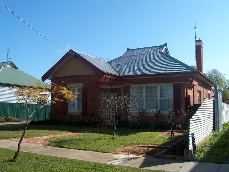 Large 4 BR Family home Picture 1