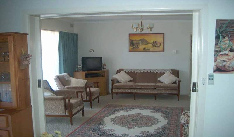 Bright and inviting home close to schools Picture 3