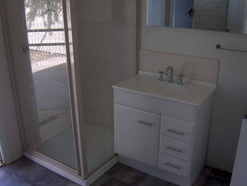 Short stroll to main street Picture 3