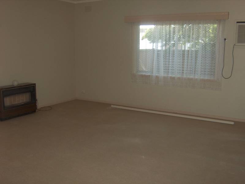 Comfortable 3 BR Brick Veneer Picture 2