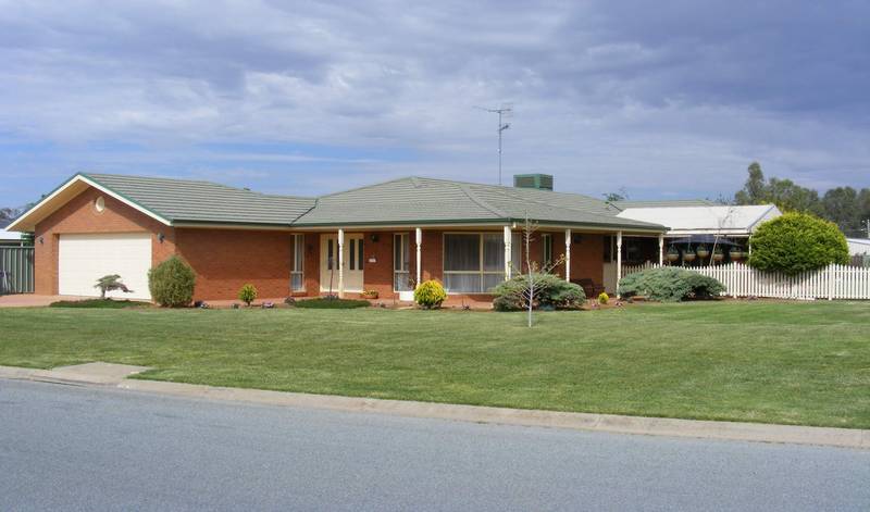 Outstanding Family Living Picture 1