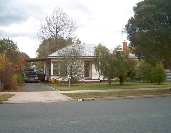 Well presented 2 bedroom house. Picture 1